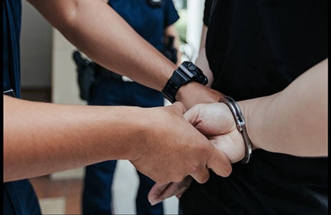 singapur zerschlägt illegales wett syndikat – fbi und meta unterstützen polizei bei razzia